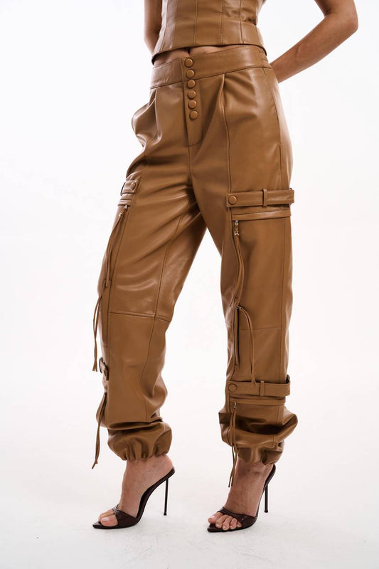Calça Couro Bolso Tiras - Caramelo